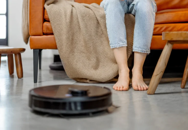 Robot vacuum cleaner with wet mop